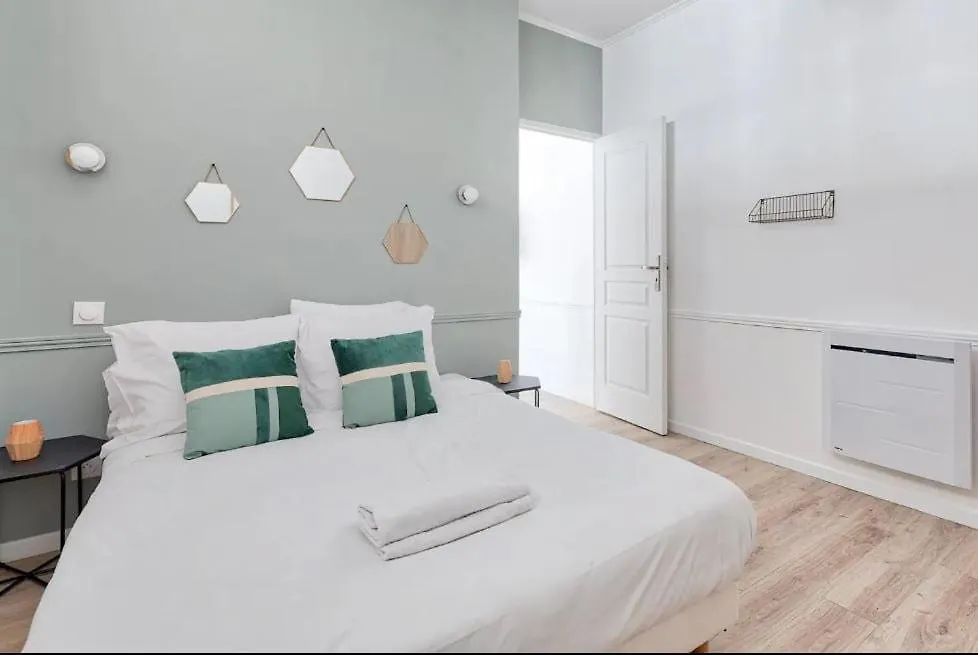 AH DROITE Gorgeous apartment Champs Elysées - 6P Paris 0*,
